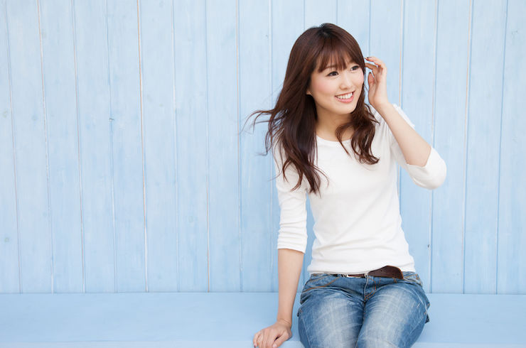 座っている女性