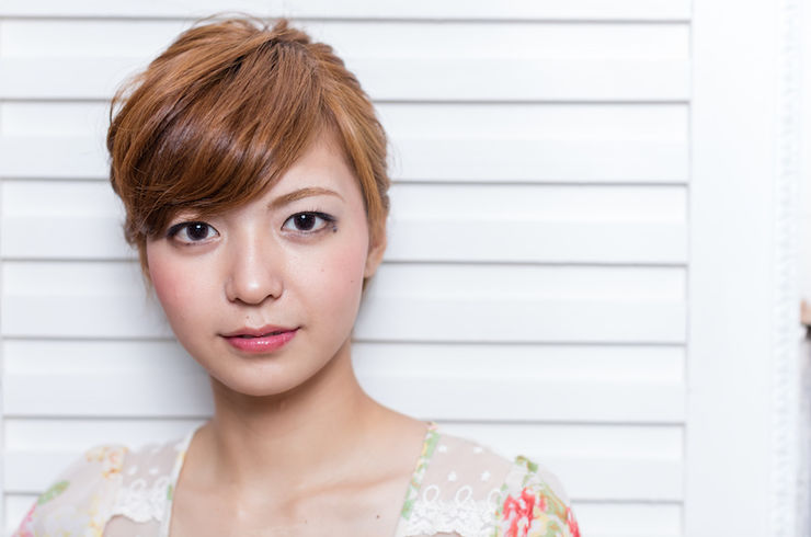 女性がこっちを見ている