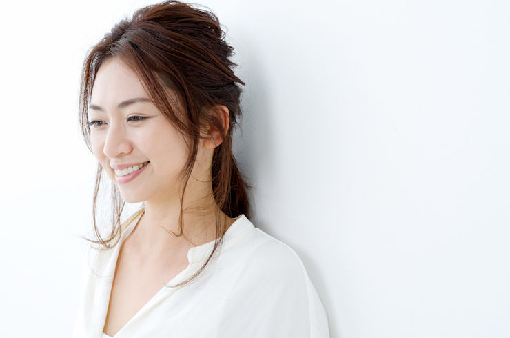 白いシャツを着た女性