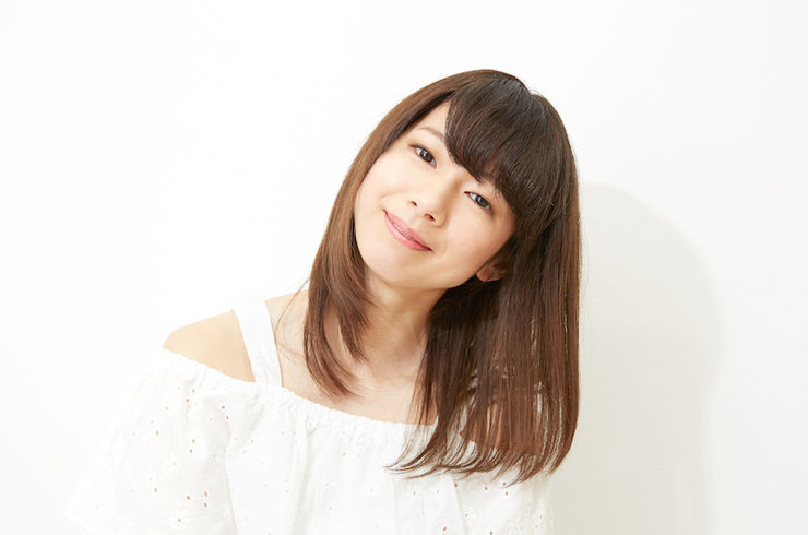 首を傾けてはにかむ