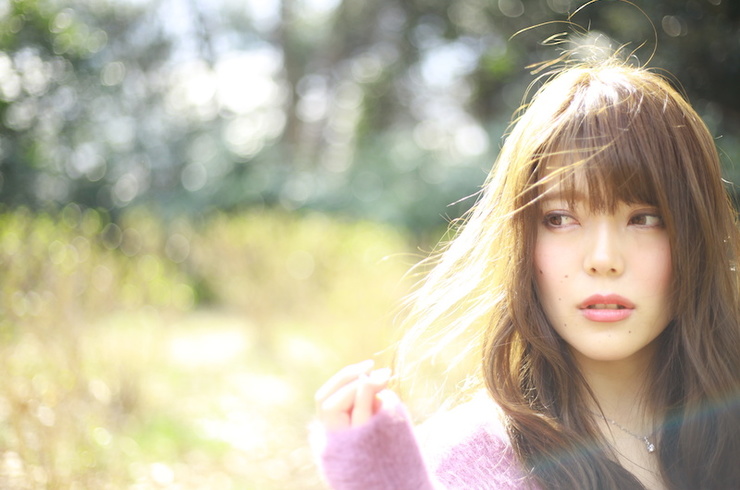 髪の毛を触っている